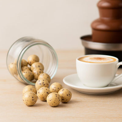 Skandinavische Lakritz – Lakritz Stücke Schokoladenkugel mit Lakritzkern Cappuccino – Sweet & Salty